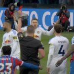 BREAKING Rozhodca Premier League 'zabudne', že už má zapísanú hviezdu, než siahol po druhej žltej