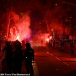 Poriadková polícia sa zoradila pred Nou Campom, keď sa v utorok zhromaždili búrliví fanúšikovia Barcelony