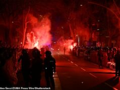 Barcelona ultras „zaútočila na tímový autobus Atletica Madrid a rozbila okno“ ako bočný pohľad Hansiho Flicka na prekonanie skľučujúceho štvorgólového deficitu v druhom zápase Copa del Rey Poriadková polícia sa zoradila pred Nou Campom, keď sa v utorok zhromaždili búrliví fanúšikovia Barcelony