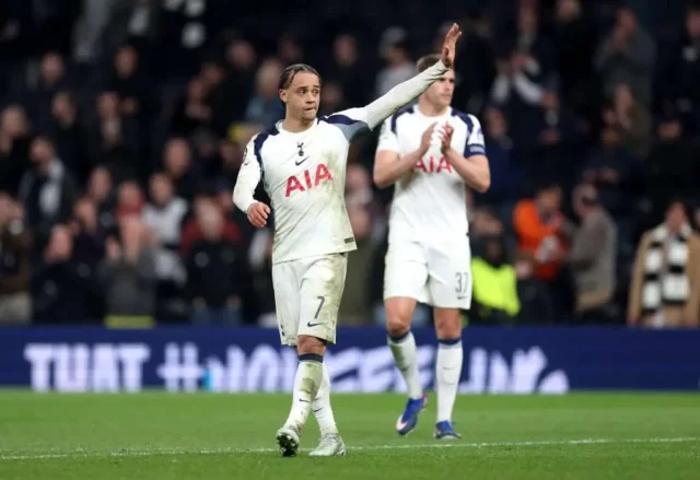 Barcelona vyzvala na návrat Xaviho Simonsa Barcelona vyzvala na návrat Xaviho Simonsa