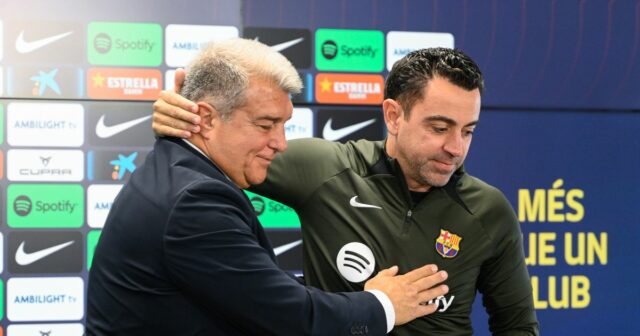 Barcelonský prezident brutálne opätuje Xaviho, keď vojna slov naberá nový Joan Laporta a Xavi