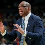 Basketbalový tréner Severnej Karolíny Hubert Davis bol odvolaný zo svojho postu