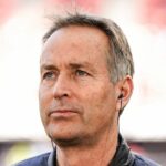 FREIBURG IM BREISGAU, NEMECKO – 7. marca: Hlavný tréner Kasper Hjulmand z Bayer 04 Leverkusen sleduje zápas Bundesligy medzi SC Freiburg a Bayer 04 Leverkusen na štadióne Europa-Park Stadion 7. marca 2026 v nemeckom Freiburgu im Breisgau. (Foto Daniela Porcelli/Getty Images)