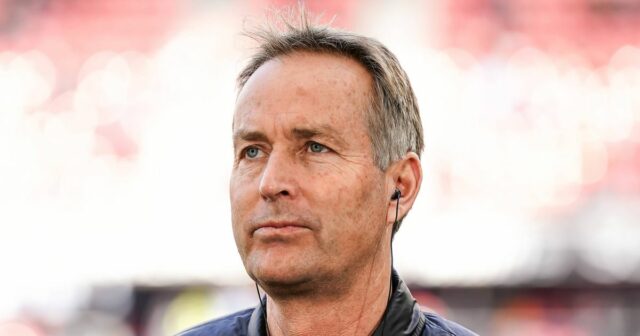 Bayer Leverkusen urobil manažérske rozhodnutie pred barážou Arsenalu Ligy majstrov FREIBURG IM BREISGAU, NEMECKO – 7. marca: Hlavný tréner Kasper Hjulmand z Bayer 04 Leverkusen sleduje zápas Bundesligy medzi SC Freiburg a Bayer 04 Leverkusen na štadióne Europa-Park Stadion 7. marca 2026 v nemeckom Freiburgu im Breisgau. (Foto Daniela Porcelli/Getty Images)