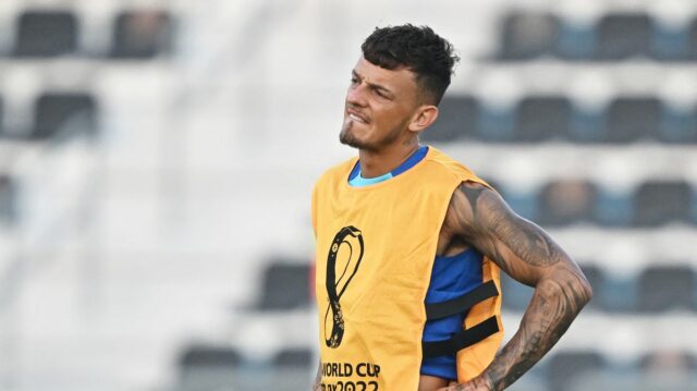 Ben White plakal po anglickom telefonáte a povedal, že by Anglický obranca Ben White sa 20. novembra 2022 zúčastňuje na tréningu na štadióne Al Wakrah SC Stadium v Al Wakrah, južne od Dauhy, večer v zápase skupiny B futbalového turnaja Kataru 2022 medzi Anglickom a Iránom.