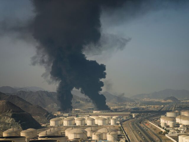 Bezpilotné lietadlo zapálilo na ropnom mieste v Spojených arabských emirátoch, keďže Perzský záliv dostáva ďalšie zásahy počas vojny v Iráne | Americko-izraelská vojna proti Iran News
