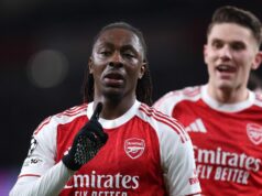 Bezprostredné reakcie troch hviezd Arsenalu na gól Eberechiho Ezeho v Lige majstrov hovoria za všetko LONDÝN, ANGLICKO - 17. marca: Eberechi Eze z Arsenalu oslavuje strelenie prvého gólu svojho tímu počas zápasu osemfinále 2. kola Ligy majstrov UEFA 2025/20 medzi Arsenal FC a Bayer 04 Leverkusen na štadióne Arsenal 17. marca 2026 v Londýne v Anglicku. (Foto Julian Finney – UEFA/UEFA cez Getty Images)