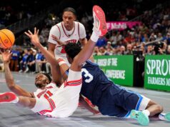 Big 12 Commissioner po sklzoch vykopáva presklené ihrisko pre semifinále Big 12 Commissioner po sklzoch vykopáva presklené ihrisko pre semifinále