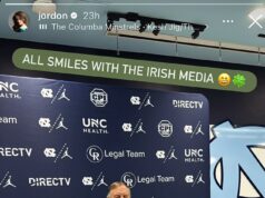 Bill Belichick konečne zareaguje na ohromujúce odmietnutie Siene slávy… s Jordonom Hudsonom, ktorý to sleduje Bill Belichick bol celý usmievavý, keď ho Jordon Hudson vytrhol počas utorkového mediálneho hovoru