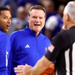 Bill Self sa vylúčil pred polčasom pri prehre Kansasu s Arizona State