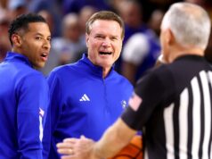 Bill Self sa vylúčil pred polčasom pri prehre Kansasu s Arizona State Bill Self sa vylúčil pred polčasom pri prehre Kansasu s Arizona State