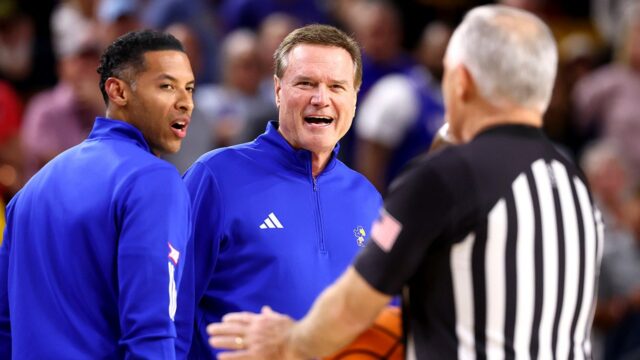Bill Self sa vylúčil pred polčasom pri prehre Kansasu s Bill Self sa vylúčil pred polčasom pri prehre Kansasu s Arizona State