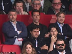 Bitky v palubovke podnecujúce neúspech sezóny Nottingham Forest: Pochabý tím v zákulisí, ktorý pokazil prestupové okná, prečo odchod Rossa Wilsona stále kradne klub a „múdry krok“, ktorý môže získať späť fanúšikov V jednej chvíli tejto sezóny sa outsiderom zdalo, akoby mal Nottingham Forest troch športových riaditeľov – vrátane Edu Gaspara (v strede) a Georgea Syrianosa (vpravo).