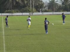 Bizarná scéna: tím stojí na ihrisku a protestuje proti rozhodcom Download app from appStore