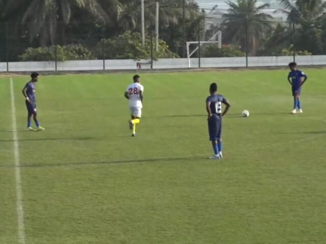 🤯 Bizarná scéna: tím stojí na ihrisku a protestuje proti Download app from appStore