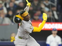 Blue Jays zasiahli tri HR, aby dokončili trojzápasový rad Áčkov MLB: Atletika v Toronto Blue Jays