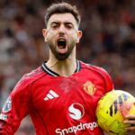 Bruno Fernandes z Manchestru United oslavuje počas zápasu Premier League medzi Manchestrom United a Crystal Palace
