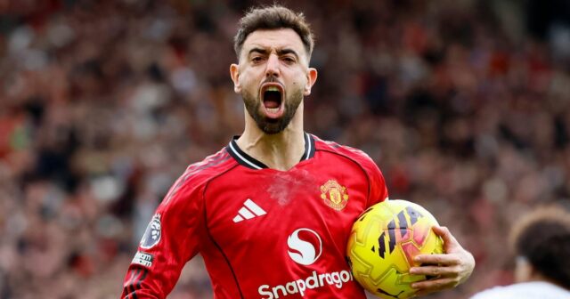 Bruno Fernandes z Manchestru United oslavuje počas zápasu Premier League medzi Manchestrom United a Crystal Palace