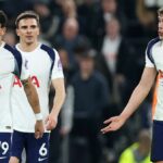 Micky van de Ven, Joao Palhinha a Dominic Solanke z Tottenhamu Hotspur vyzerajú skľúčene po tom, čo Ismaila Sarr z Crystal Palace (nie je na obrázku) strelil gól, ktorý VAR neskôr neuznal pre ofsajd počas zápasu Premier League medzi Tottenhamom Hotspur a Crystal Palace.