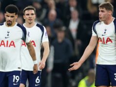 Bol som vyradený z Prem – toto si myslia hráči Tottenhamu na ihrisku Micky van de Ven, Joao Palhinha a Dominic Solanke z Tottenhamu Hotspur vyzerajú skľúčene po tom, čo Ismaila Sarr z Crystal Palace (nie je na obrázku) strelil gól, ktorý VAR neskôr neuznal pre ofsajd počas zápasu Premier League medzi Tottenhamom Hotspur a Crystal Palace.