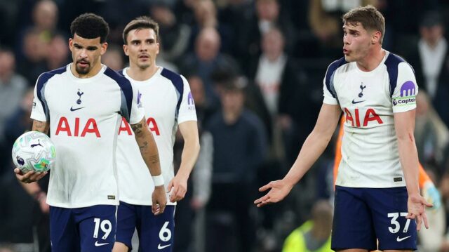 Micky van de Ven, Joao Palhinha a Dominic Solanke z Tottenhamu Hotspur vyzerajú skľúčene po tom, čo Ismaila Sarr z Crystal Palace (nie je na obrázku) strelil gól, ktorý VAR neskôr neuznal pre ofsajd počas zápasu Premier League medzi Tottenhamom Hotspur a Crystal Palace.