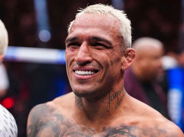 Bolo víťazstvo Charlesa Oliveiru UFC 326 majstrovskou triedou alebo porušením LAS VEGAS, NEVADA – 13. apríla: Max Holloway reaguje na jeho knokaut Justina Gaethjeho v majstrovskom zápase BMF počas podujatia UFC 300 v T-Mobile Arene 13. apríla 2024 v Las Vegas v Nevade. (Foto: Jeff Bottari/Zuffa LLC cez Getty Images)