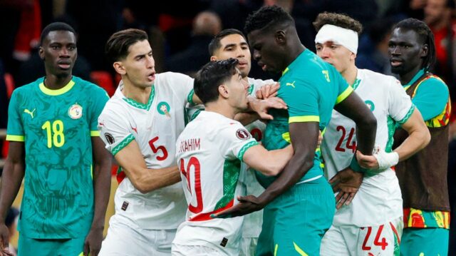 Hráči Senegalu a Maroka sa stretnú počas finálového futbalového zápasu Afrického pohára národov (CAN) medzi Senegalom a Marokom na štadióne princa Moulaya Abdellaha