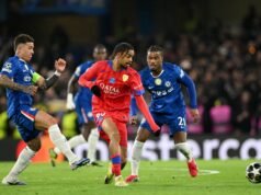 Bradley Barcola z PSG opúšťa Stamford Bridge v ochrannej obuvi Bradley Barcola z PSG opúšťa Stamford Bridge v ochrannej obuvi