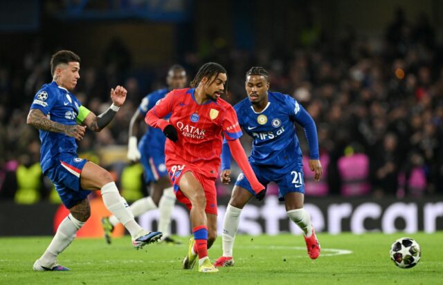 Bradley Barcola z PSG opúšťa Stamford Bridge v ochrannej obuvi
