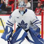 Brankár Maple Leafs Anthony Stolarz hospitalizoval po tom, ako puk zasiahol hrdlo