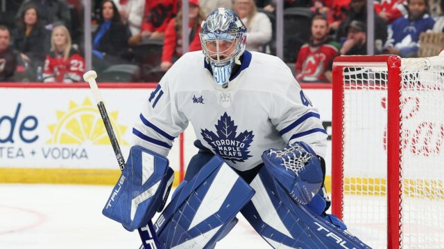 Brankár Maple Leafs Anthony Stolarz hospitalizoval po tom, ako puk zasiahol hrdlo
