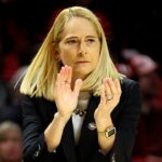 Brenda Freese z Marylandu a Oluchi Okananwa majú počas hry virálny moment