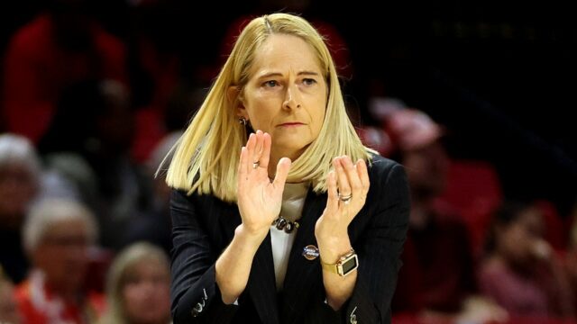 Brenda Freese z Marylandu a Oluchi Okananwa majú počas hry virálny moment
