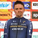 Olympijský víťaz Tom Pidcock spadol v piatok do rokliny vo Volta a Catalunya a bol nútený požiadať o pomoc rádiom.