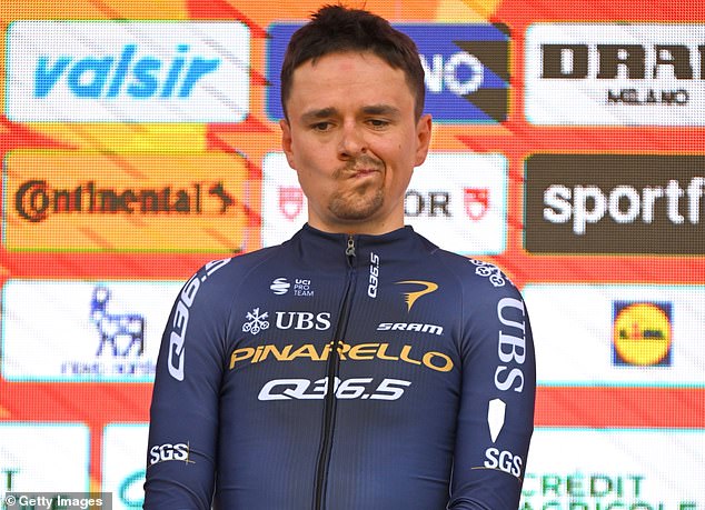 Britský olympijský hrdina Tom Pidcock utrpel hororový pád do rokliny, Olympijský víťaz Tom Pidcock spadol v piatok do rokliny vo Volta a Catalunya a bol nútený požiadať o pomoc rádiom.