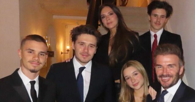 Brooklyn Beckham oslavuje narodeniny, keď David a Victoria zasiahli brutálnu Romeo Beckham, Brooklyn Beckham, Victoria Beckham, Cruz Beckham, Harper Beckham a David Beckham
