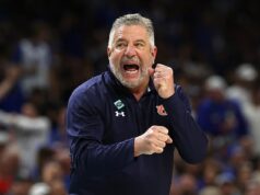 Bruce Pearl priznáva nepotizmus po tom, čo pomohol synovi nahradiť ho ako basketbalový tréner Auburn Bývalý tréner Auburn Bruce Pearl sa priznal k rodinkárstvu, keď vlani na jeseň opustil prácu
