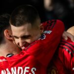 Benjamin Sesko z Manchestru United oslavuje s Brunom Fernandesom