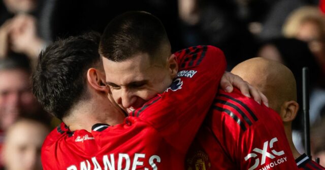 Benjamin Sesko z Manchestru United oslavuje s Brunom Fernandesom