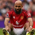 Bryan Mbeumo sa posadil na ihrisko a robil grimasy počas zápasu Manchestru United proti Aston Ville na Old Trafford