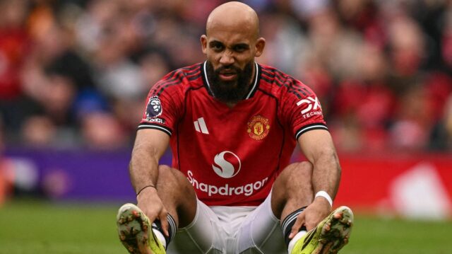 Bryan Mbeumo sa posadil na ihrisko a robil grimasy počas zápasu Manchestru United proti Aston Ville na Old Trafford