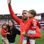 Lance 'Buddy' Franklin je zobrazený s manželkou Jesintou a ich deťmi Rockym a Tallulah, ako sa emocionálne lúči s fanúšikmi Swans v SCG po odchode do dôchodku v roku 2023.