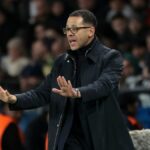 Tréner Chelsea Liam Rosenior počas osemfinále futbalového zápasu 16. kola UEFA Ligy majstrov 2025/26 medzi Paris Saint-Germain (PSG) a Chelsea FC na štadióne Parc des Princes 11. marca 2026 v Paríži, Francúzsko