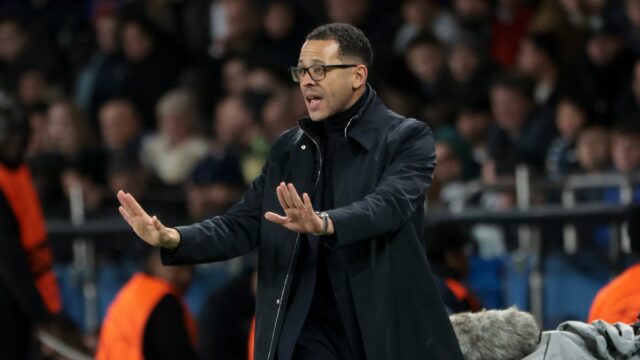 Tréner Chelsea Liam Rosenior počas osemfinále futbalového zápasu 16. kola UEFA Ligy majstrov 2025/26 medzi Paris Saint-Germain (PSG) a Chelsea FC na štadióne Parc des Princes 11. marca 2026 v Paríži, Francúzsko