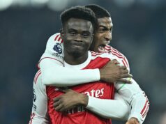 Bukayo Saka posiela kritikom Arsenalu vzdorný odkaz po nečakanom pošmyknutí Man City Bukayo Saka