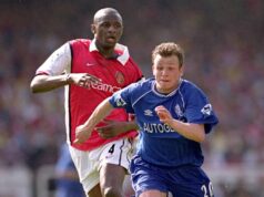 Bývalá hviezda Chelsea otvára šrot, ktorý mal s bývalým stredopoliarom Arsenalu – „Jeden a hotovo“ Jody Morris na snímke počas jeho zápasu s Davidom Bentleym