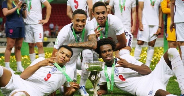 Bývalá hviezda Chelsea prebehla z Anglicka a namiesto toho si zahrala za konkurenčnú krajinu z MS | Futbal | Šport
