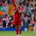 LIVERPOOL, ANGLICKO - Sobota, 28. marca 2026: Thiago Alcântara z Liverpoolu vyzerá emotívne, keď hráči prerušia hru o 20 minút, aby zatlieskaním vzdali hold Diogovi Jotovi, ktorý zomrel v júli pri autonehode počas zápasu nadácie LFC medzi Liverpool FC Legends a Borussiou Dortmund Legends na Anfielde. (Foto: David Rawcliffe/Propaganda)