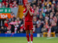 Bývalá hviezda Liverpoolu Thiago Alcantara sa rozplakala počas vzdávania holdu Diogovi Jotovi LIVERPOOL, ANGLICKO - Sobota, 28. marca 2026: Thiago Alcântara z Liverpoolu vyzerá emotívne, keď hráči prerušia hru o 20 minút, aby zatlieskaním vzdali hold Diogovi Jotovi, ktorý zomrel v júli pri autonehode počas zápasu nadácie LFC medzi Liverpool FC Legends a Borussiou Dortmund Legends na Anfielde. (Foto: David Rawcliffe/Propaganda)