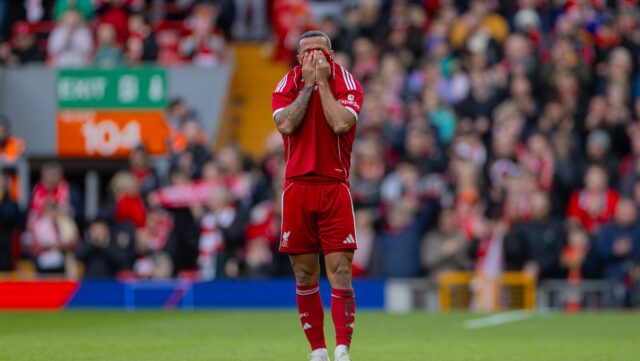 LIVERPOOL, ANGLICKO - Sobota, 28. marca 2026: Thiago Alcântara z Liverpoolu vyzerá emotívne, keď hráči prerušia hru o 20 minút, aby zatlieskaním vzdali hold Diogovi Jotovi, ktorý zomrel v júli pri autonehode počas zápasu nadácie LFC medzi Liverpool FC Legends a Borussiou Dortmund Legends na Anfielde. (Foto: David Rawcliffe/Propaganda)